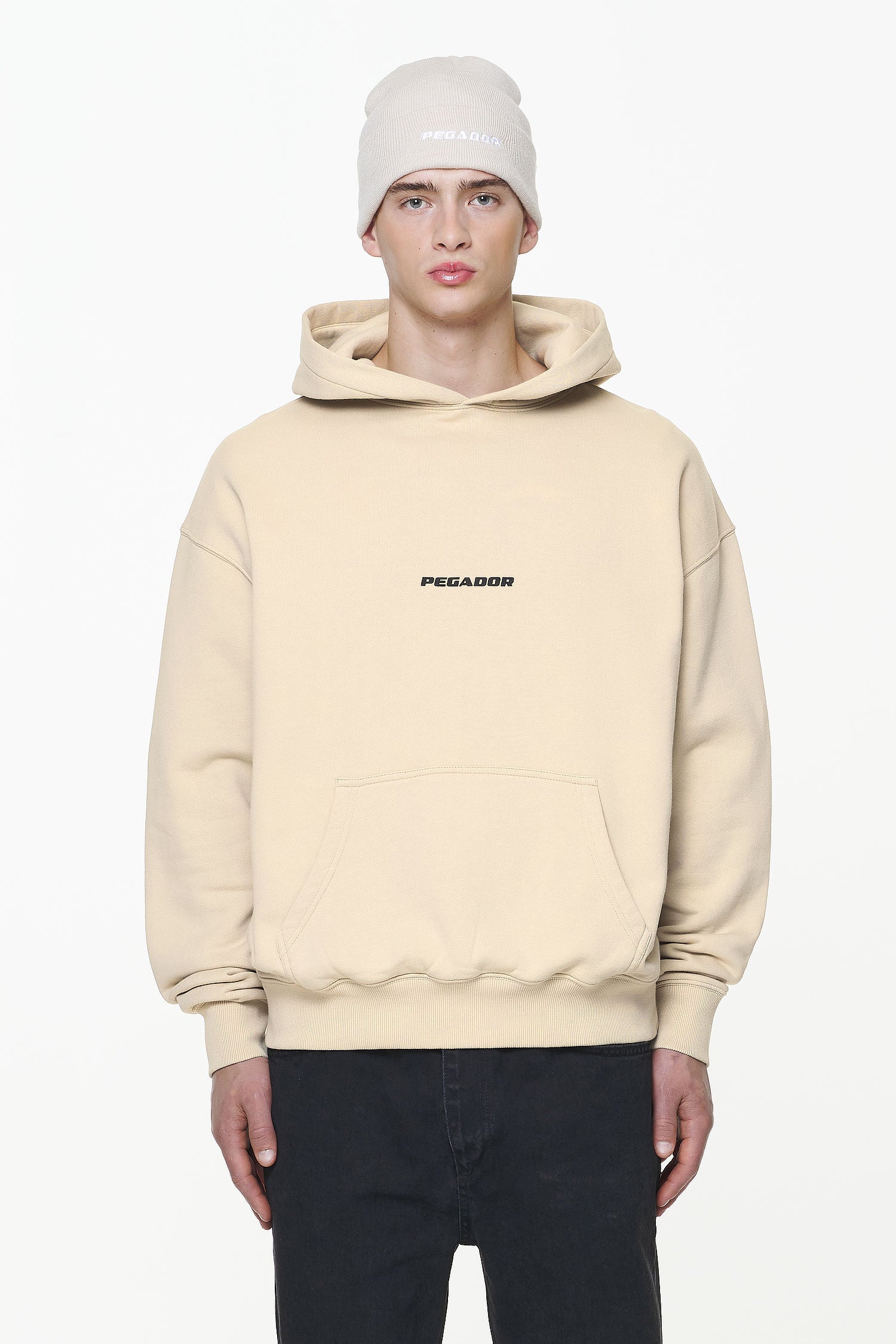 Pegador Colne Logo Oversized Hoodie Vintage Washed Kingdom Beige Gum Seitenansicht aus der Built to Last Kollektion für Herren