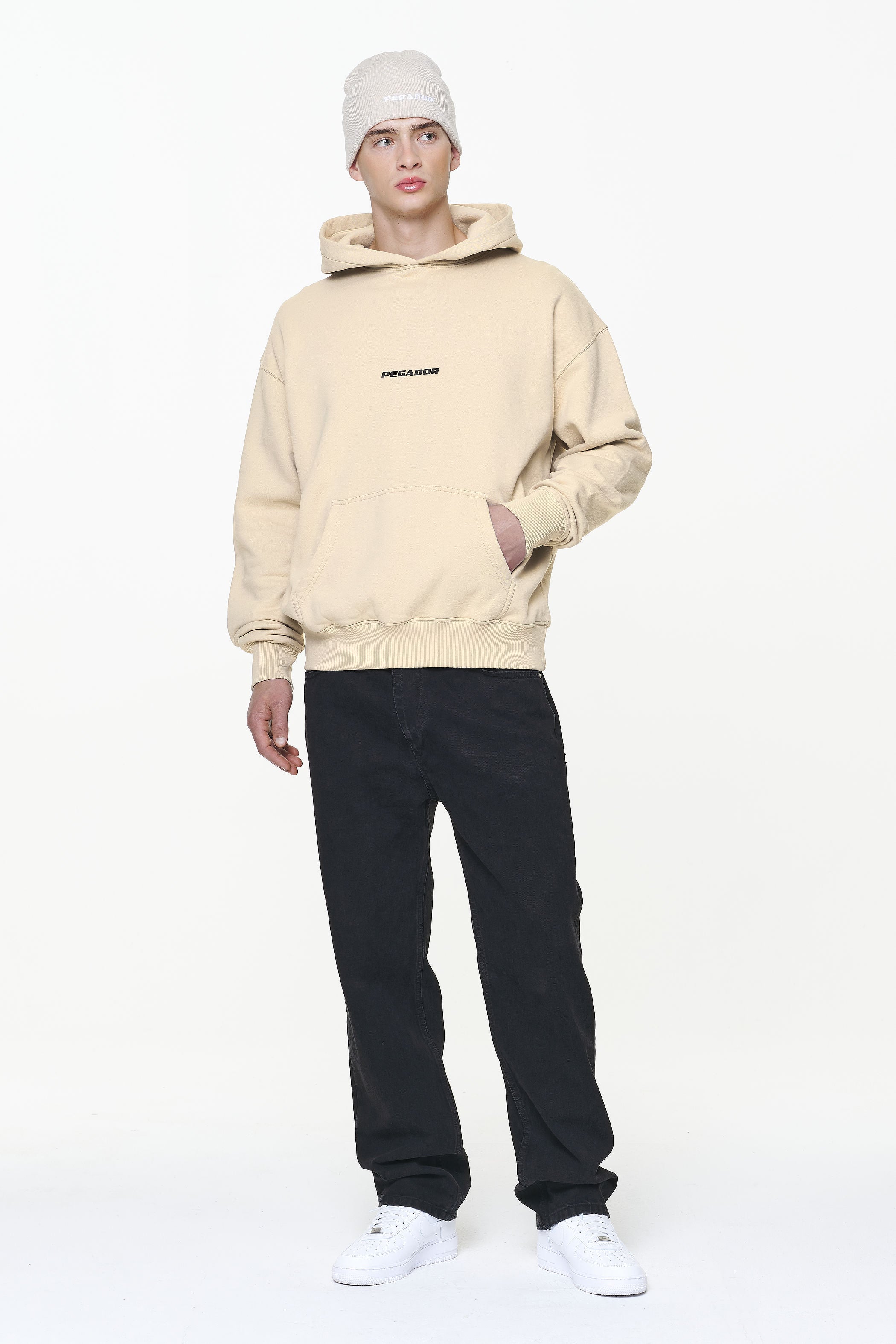 Pegador Colne Logo Oversized Hoodie Vintage Washed Kingdom Beige Gum Ganzkörper Bild aus der Built to Last Kollektion für Herren