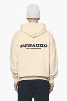 Pegador Colne Logo Oversized Hoodie Vintage Washed Kingdom Beige Gum Hauptansicht aus der Built to Last Kollektion für Herren