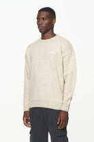 Pegador Logo Shaggy Knit Sweater Kingdom Beige Seitenansicht aus der Built to Last Kollektion für Herren