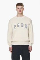 Pegador Spear Knit Sweater Kingdom Beige Hauptansicht aus der Built to Last Kollektion für Herren