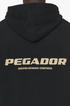 Pegador Colne Logo Oversized Hoodie Vintage Washed Onyx Black Gum Detailshot aus der Built to Last Kollektion für Herren