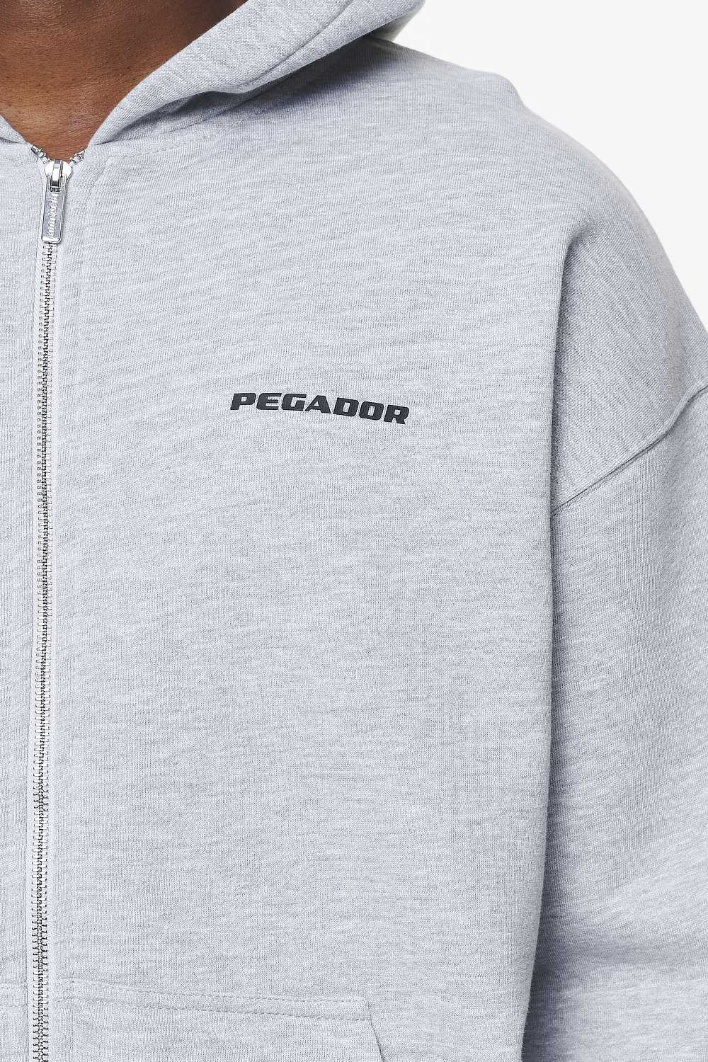 Pegador Colne Logo Oversized Sweat Jacket Grey Melange Detailshot aus der Built to Last Kollektion für Herren