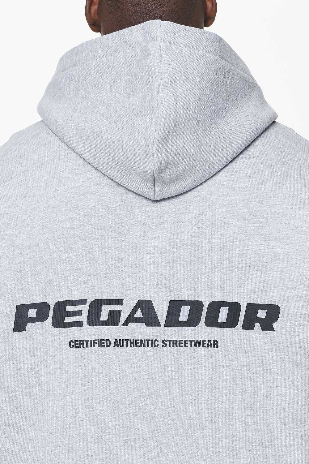 Pegador Colne Logo Oversized Sweat Jacket Grey Melange Detailshot aus der Built to Last Kollektion für Herren