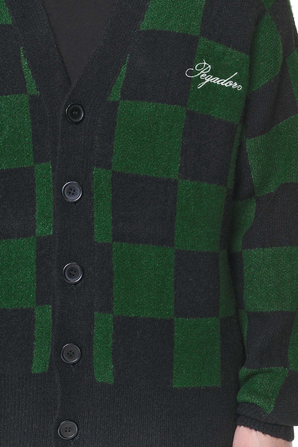 Pegador Todd Checkered Knit Cardigan Onyx Black British Green Detailshot aus der Built to Last Kollektion für Herren