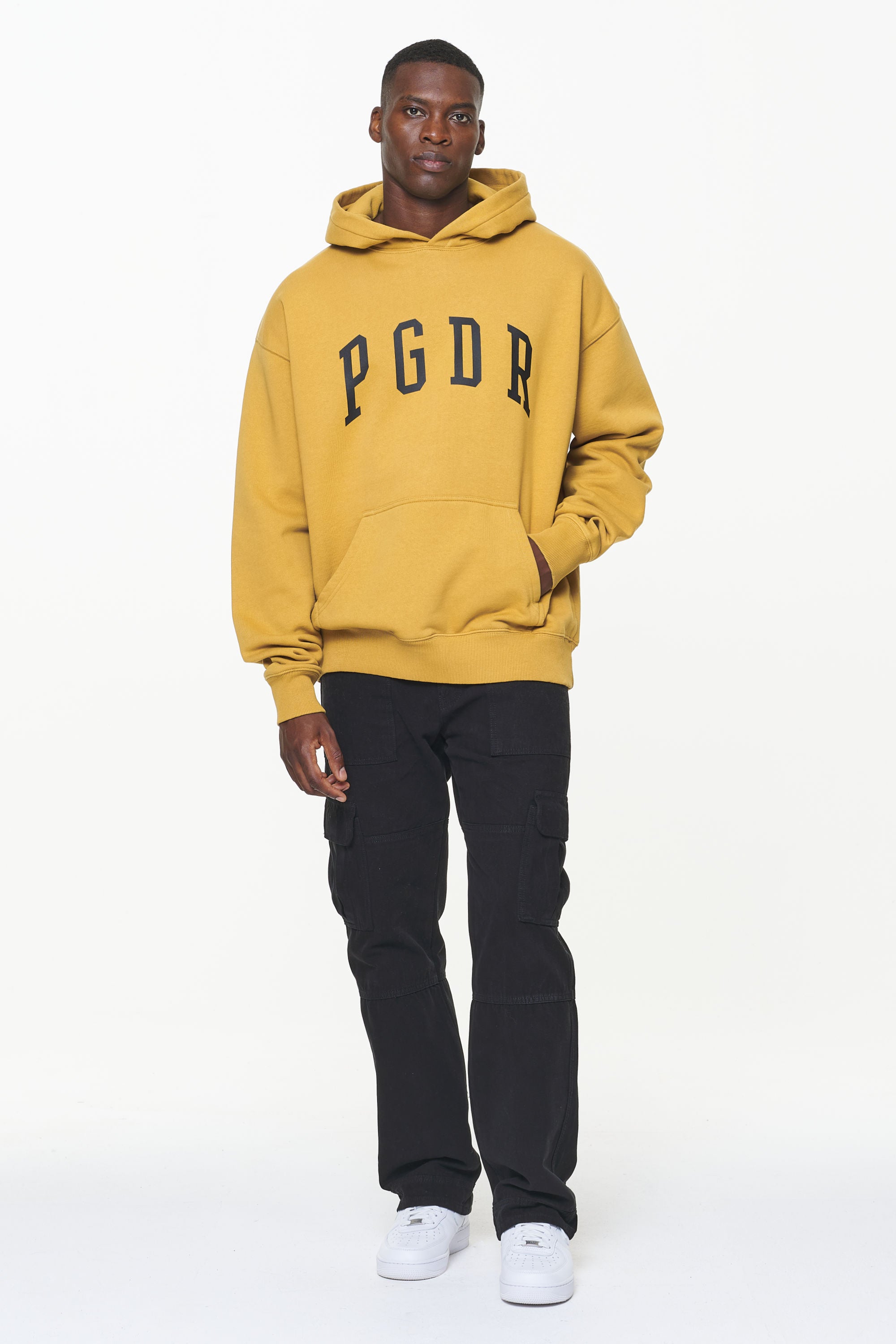 Pegador Layton Oversized Hoodie Vintage Washed Mustard Ganzkörper Bild aus der Built to Last Kollektion für Herren