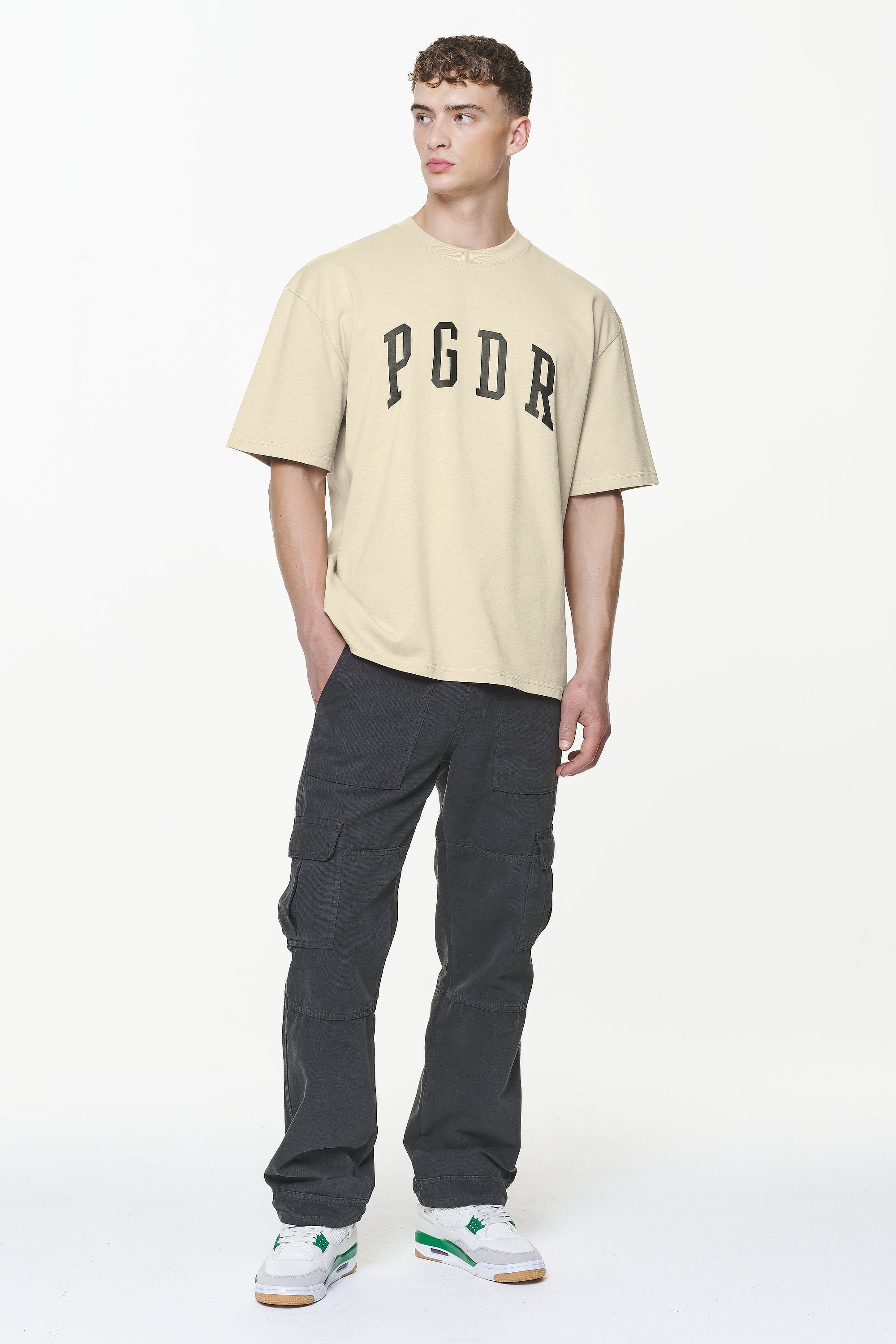 Pegador Layton Oversized Tee Vintage Washed Kingdom Beige Ganzkörper Bild aus der Built to Last Kollektion für Herren