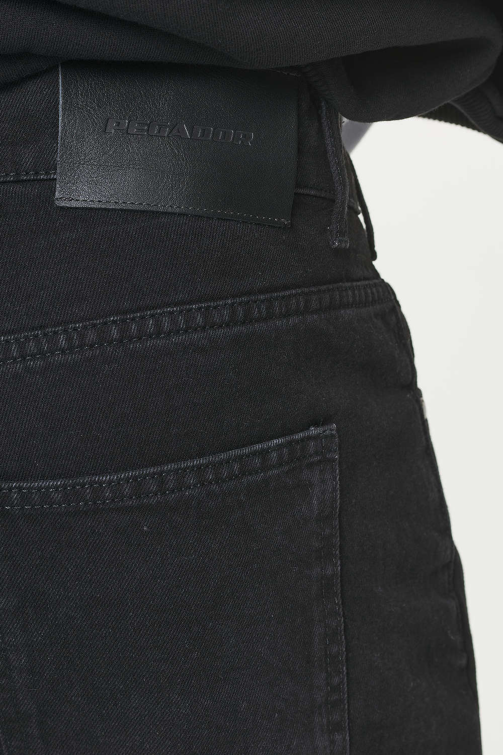 Pegador Bevo Loose Jeans Black Detailshot aus der Built to Last Kollektion für Herren