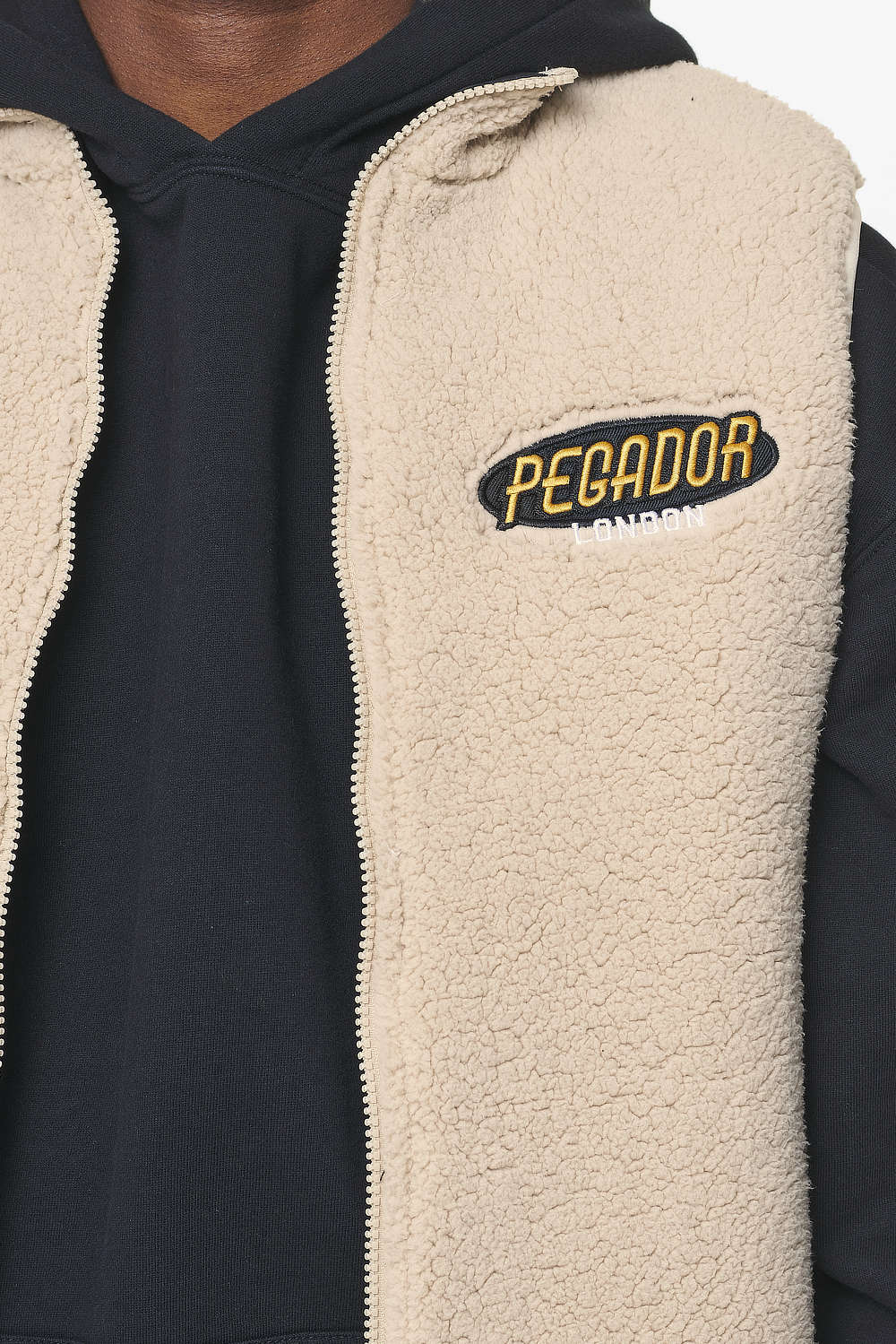 Pegador Orae Teddy Vest Kingdom Beige Detailshot aus der Built to Last Kollektion für Herren