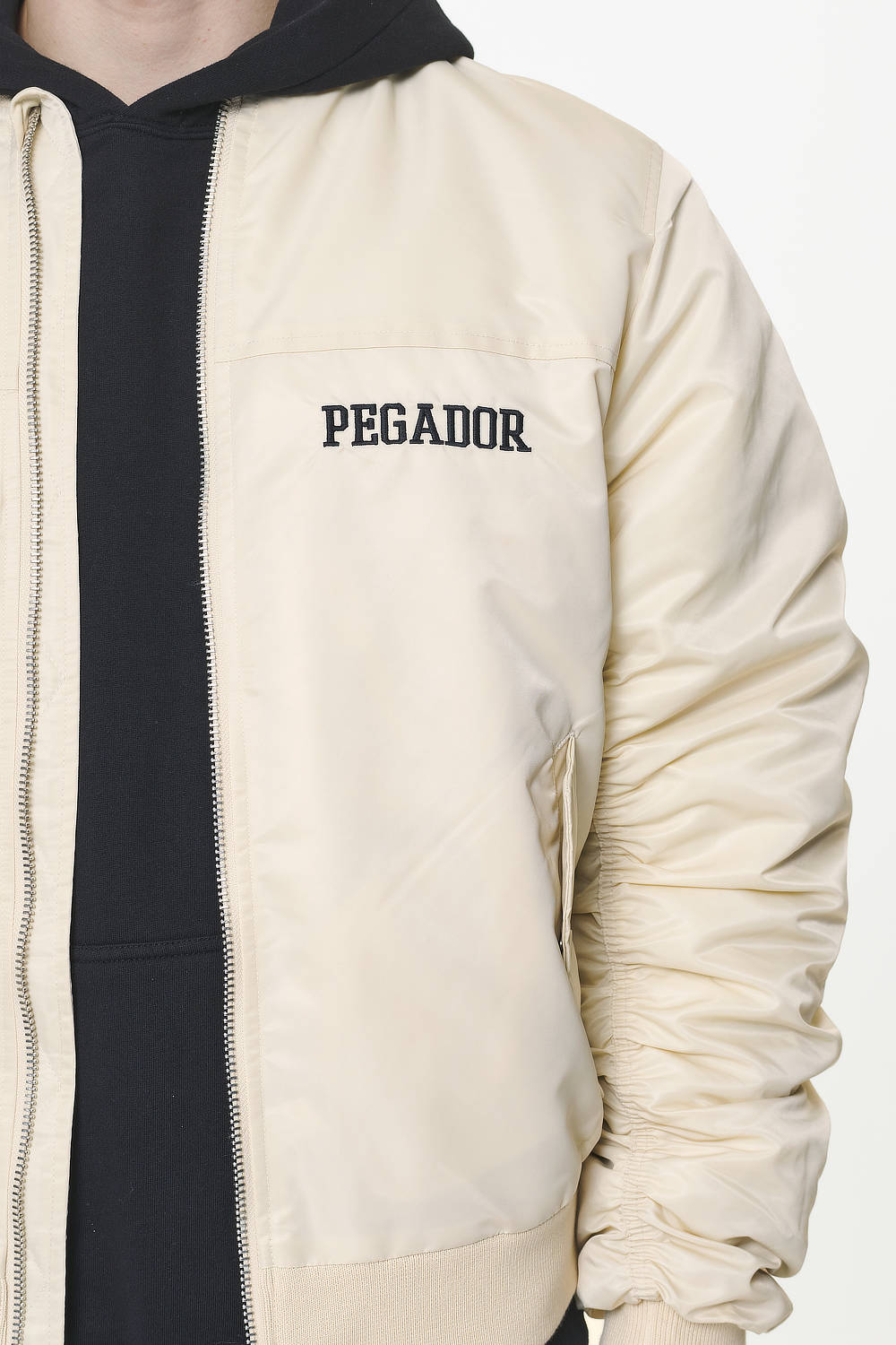 Pegador Garo Bomber Jacket Kingdom Beige Detailshot aus der Built to Last Kollektion für Herren