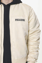 Pegador Garo Bomber Jacket Kingdom Beige Detailshot aus der Built to Last Kollektion für Herren