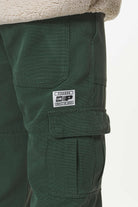 Pegador Tayls Cargo Pants British Green Detailshot aus der Built to Last Kollektion für Herren