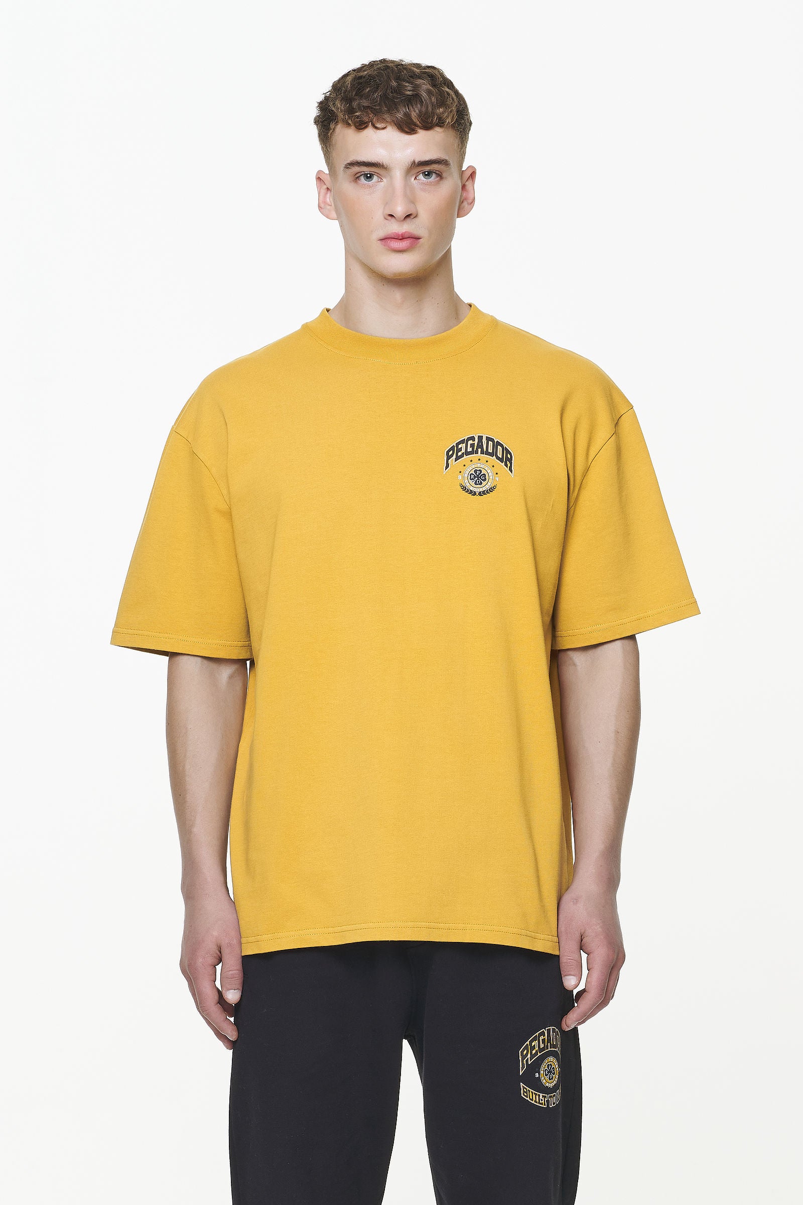 Pegador Smith Oversized Tee Vintage Washed Mustard Seitenansicht aus der Built to Last Kollektion für Herren