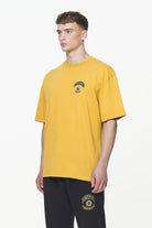 Pegador Smith Oversized Tee Vintage Washed Mustard Gegenansicht aus der Built to Last Kollektion für Herren