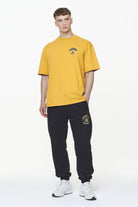 Pegador Smith Oversized Tee Vintage Washed Mustard Ganzkörper Bild aus der Built to Last Kollektion für Herren