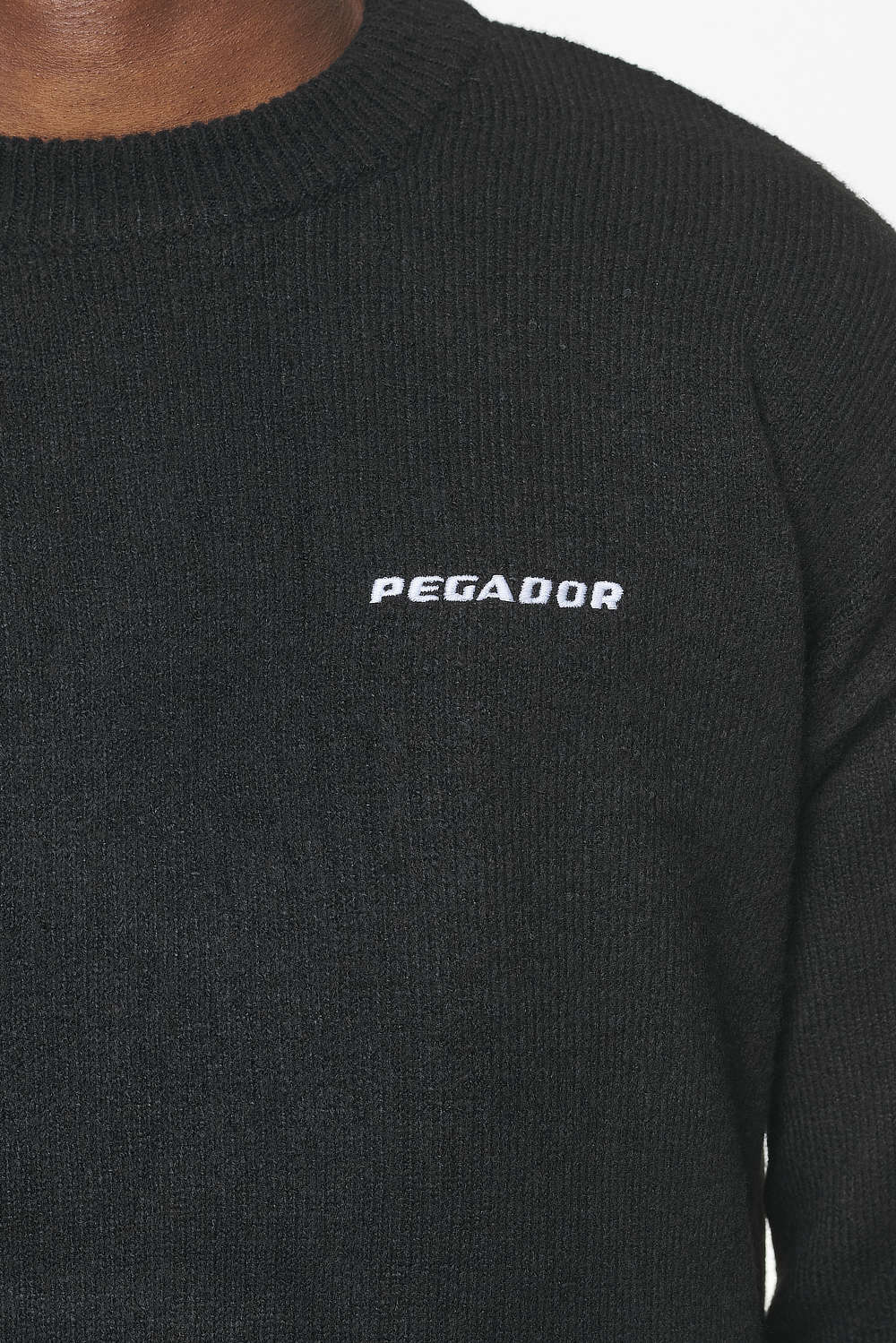 Pegador Logo Shaggy Knit Sweater Onyx Black Detailshot aus der Built to Last Kollektion für Herren