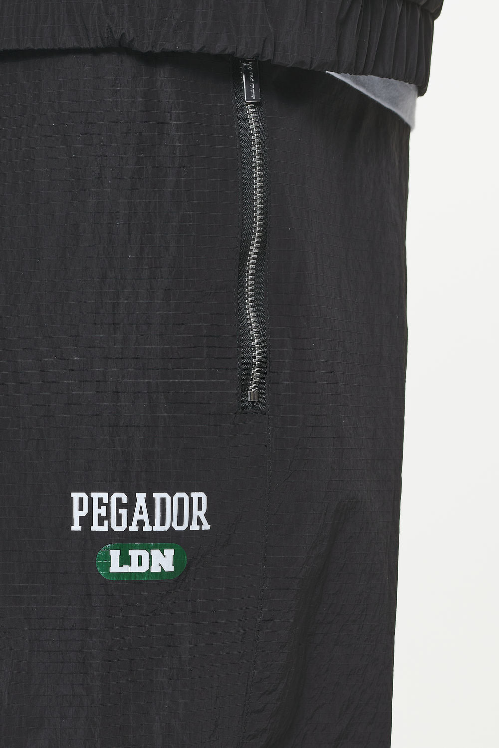 Pegador Firb Wide Track Pants Onyx Black Detailshot aus der Built to Last Kollektion für Herren