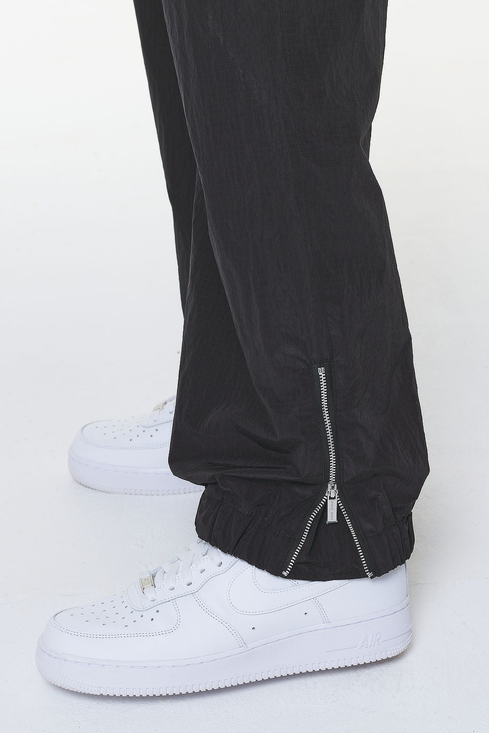 Pegador Firb Wide Track Pants Onyx Black Detailshot aus der Built to Last Kollektion für Herren