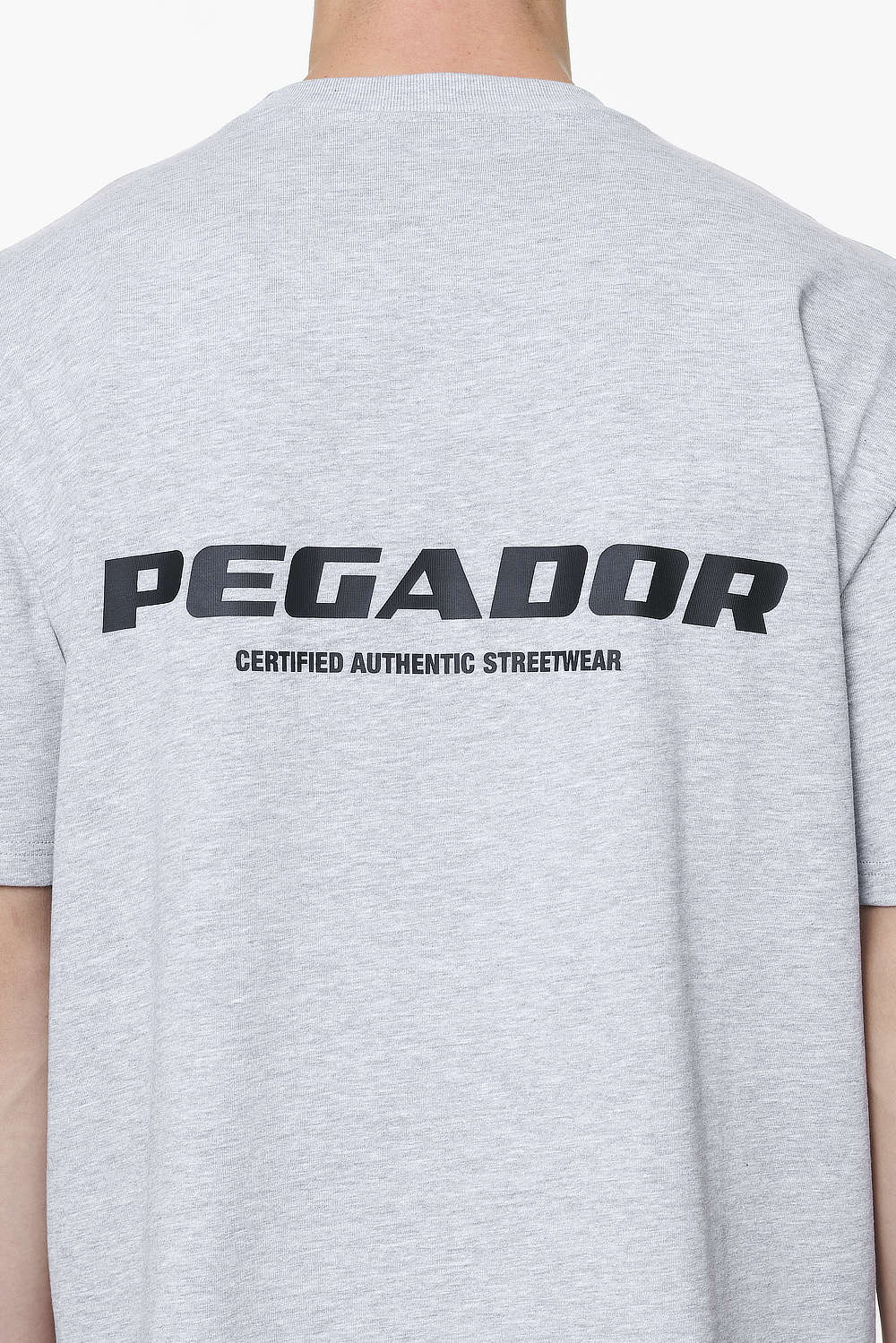 Pegador Colne Logo Oversized Tee Grey Melange Detailshot aus der Built to Last Kollektion für Herren