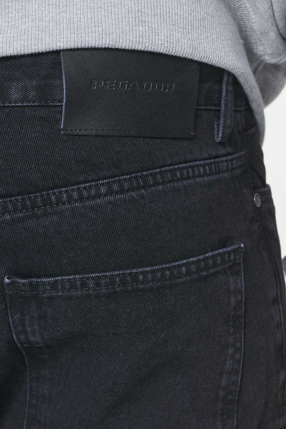 Pegador Withy Distressed Ankle Jeans Washed Black Detailshot aus der Built to Last Kollektion für Herren