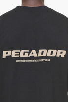 Pegador Colne Logo Oversized Tee Vintage Washed Onyx Black Gum Detailshot aus der Built to Last Kollektion für Herren