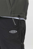 Pegador Cassidy Wide Tech Pants Onyx Black Detailshot aus der Built to Last Kollektion für Herren