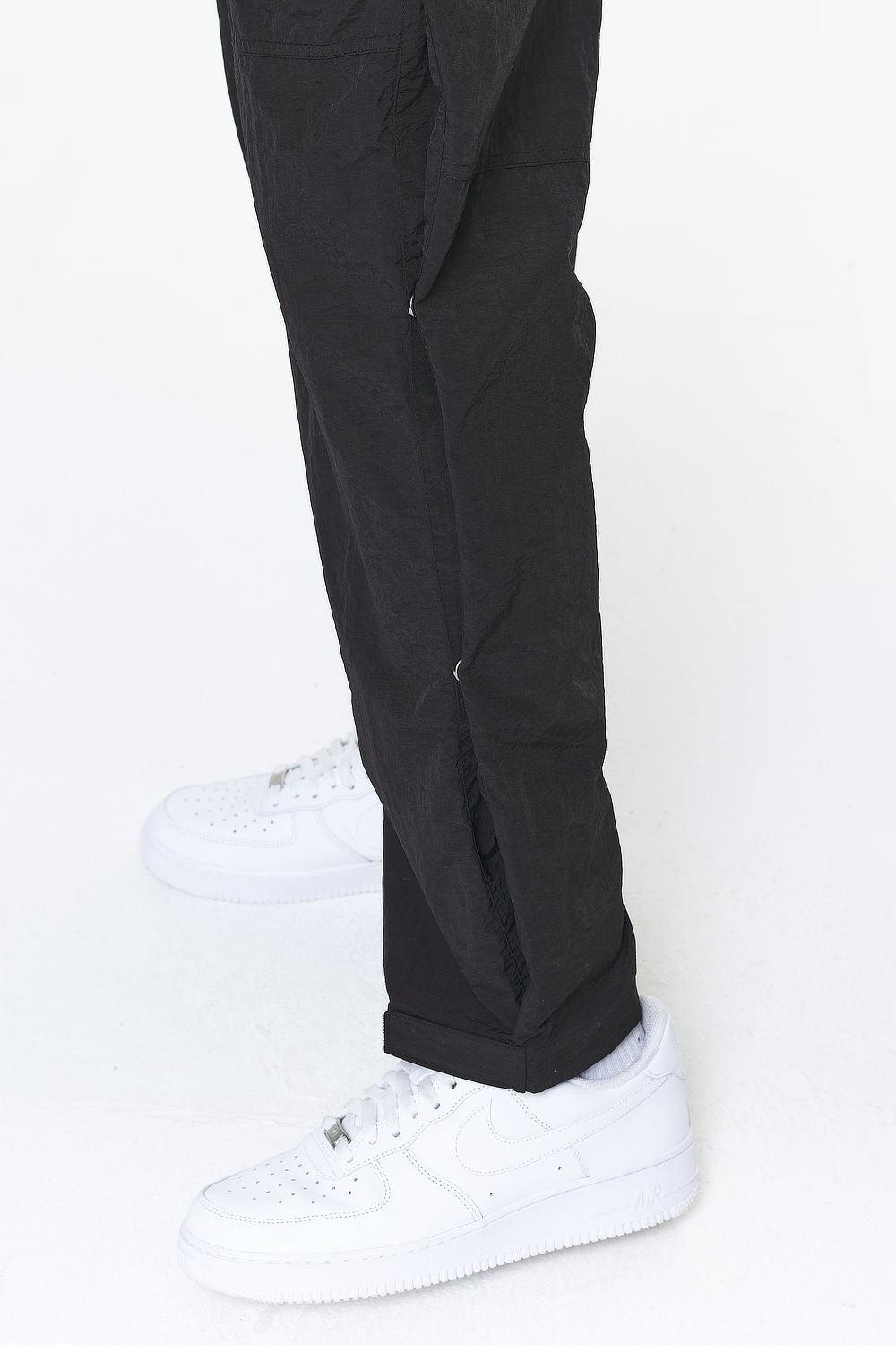 Pegador Cassidy Wide Tech Pants Onyx Black Detailshot aus der Built to Last Kollektion für Herren