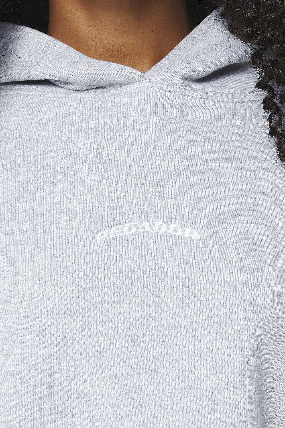 Pegador Chancery Oversized Cropped Hoodie Grey Melange Detailshot aus der Built to Last Kollektion für DaHerren