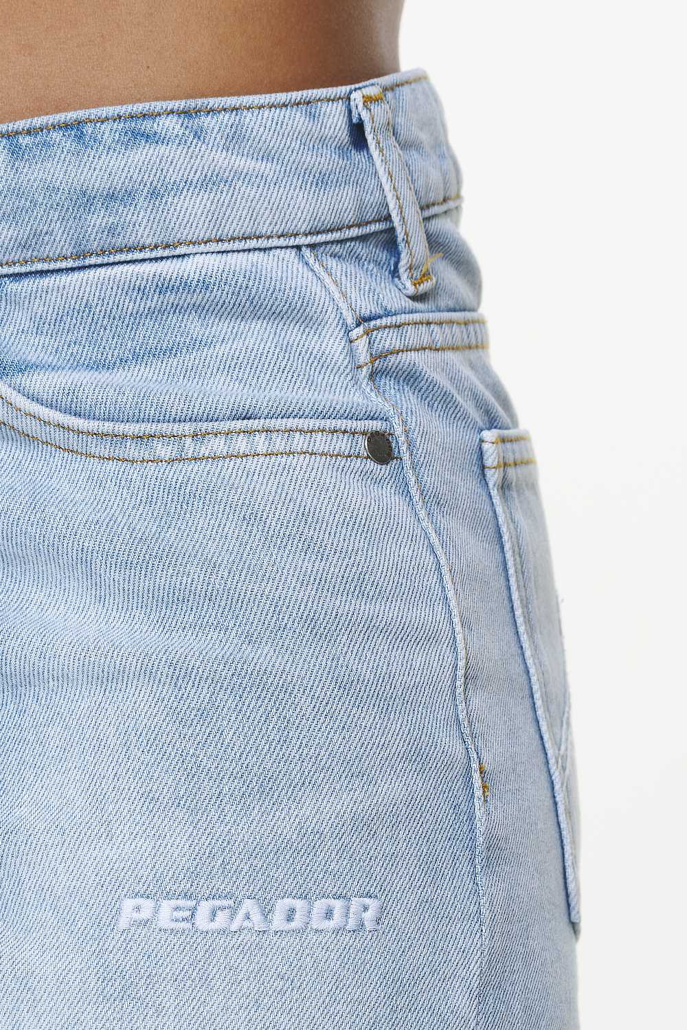 Pegador Terrance Wide Jeans Washed Light Blue Detailshot aus der Built to Last Kollektion für DaHerren