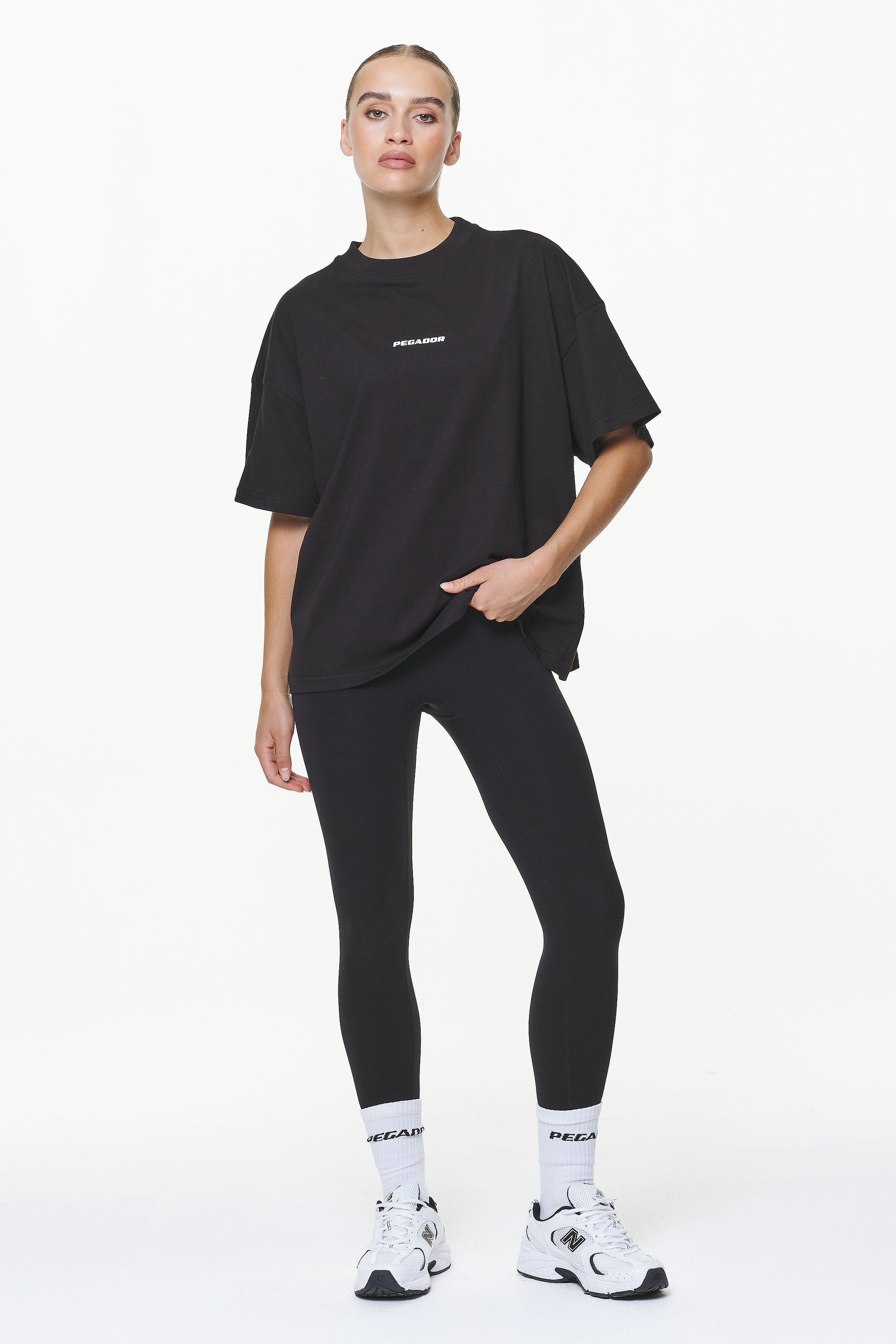 Pegador Dorothy Heavy Oversized Tee Black Ganzkörper Bild aus der Built to Last Kollektion für DaHerren