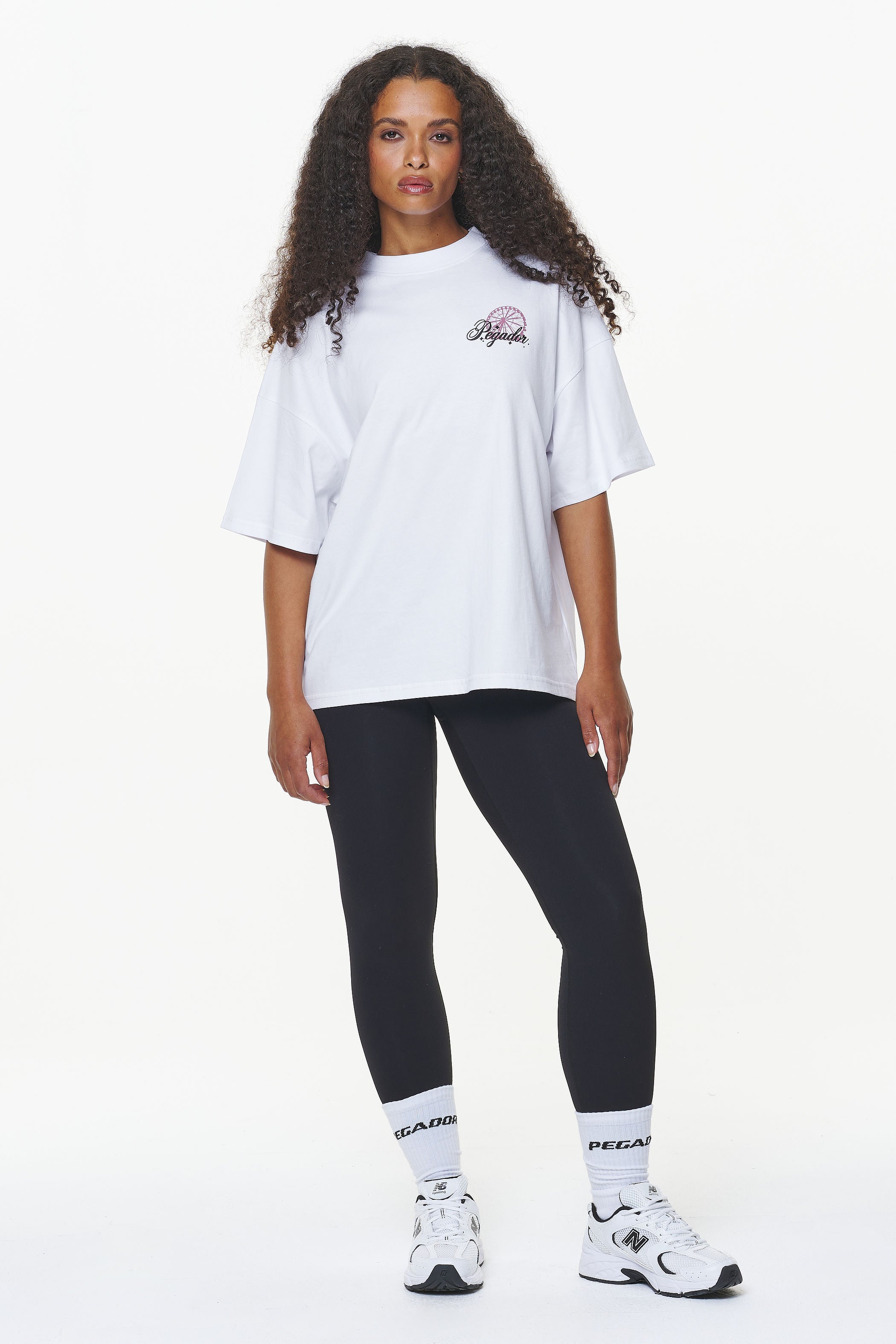 Pegador Mall Heavy Oversized Tee White Ganzkörper Bild aus der Built to Last Kollektion für DaHerren