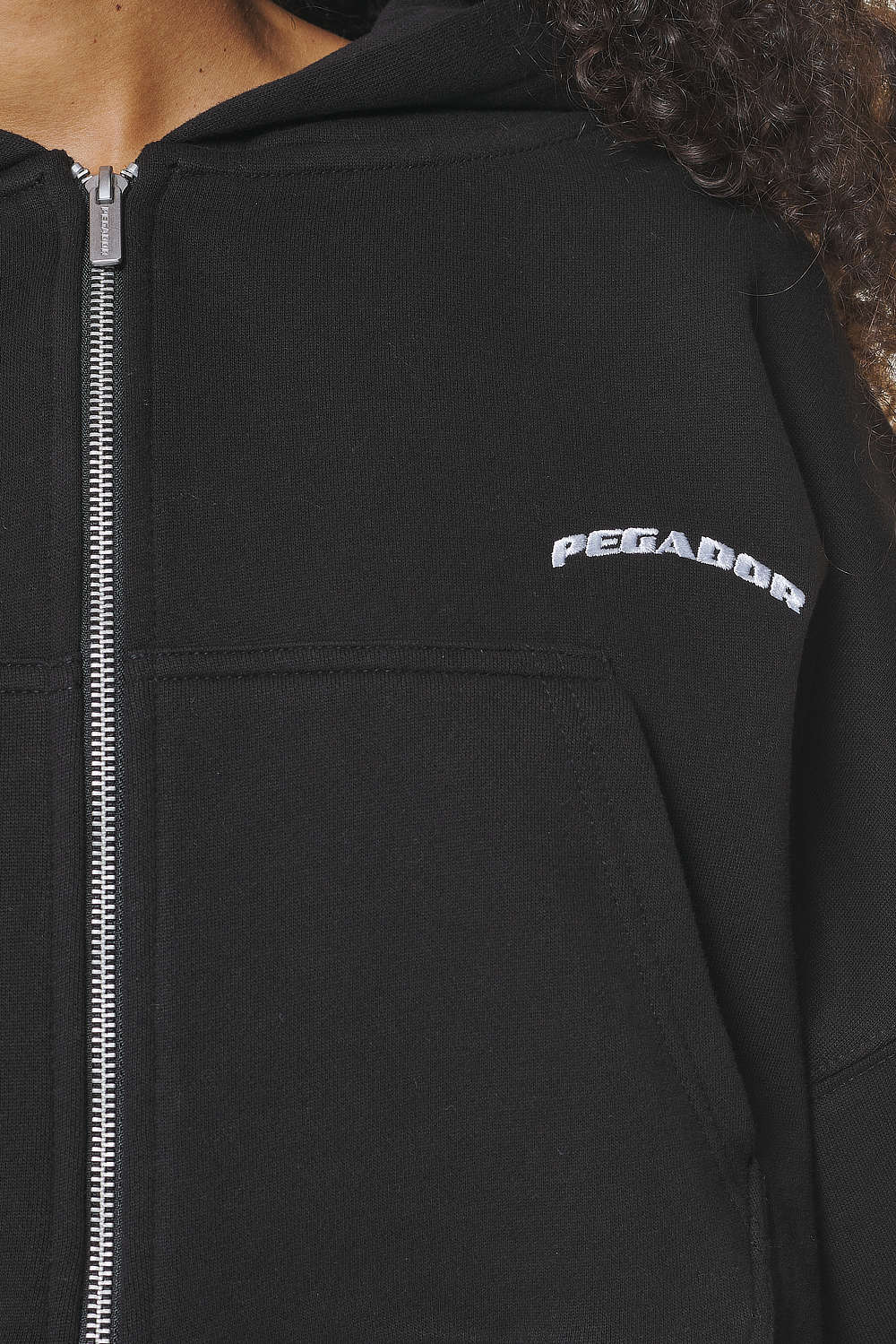 Pegador Dorset Cropped Zip Hoodie Black Detailshot aus der Built to Last Kollektion für DaHerren