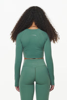 Pegador Bow Longsleeve Garden Green Detailshot aus der Built to Last Kollektion für DaHerren