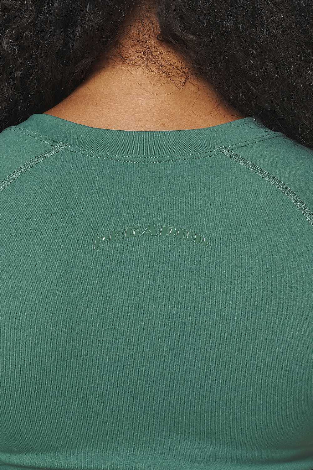 Pegador Bow Longsleeve Garden Green Detailshot aus der Built to Last Kollektion für DaHerren