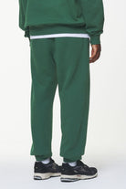 Pegador Logo Heavy Sweat Jogger Vintage Washed British Green Gegenansicht aus der Built to Last Kollektion für Herren