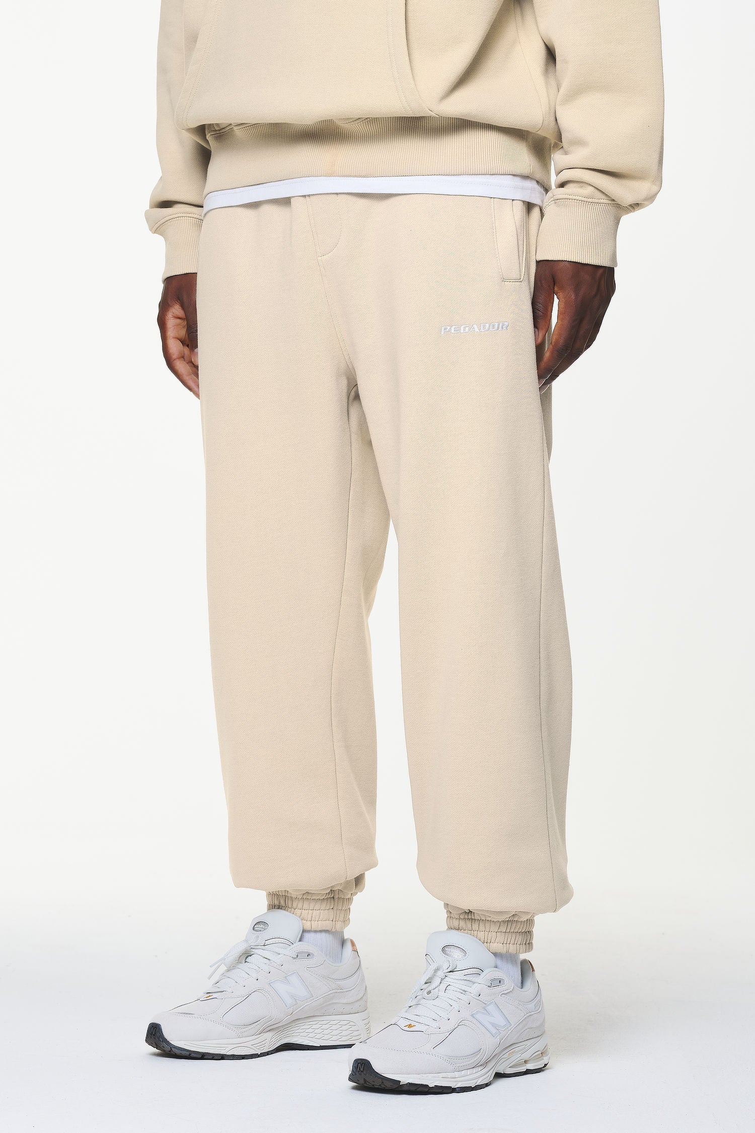 Pegador Logo Heavy Sweat Jogger Vintage Washed Kingdom Beige Seitenansicht aus der Built to Last Kollektion für Herren