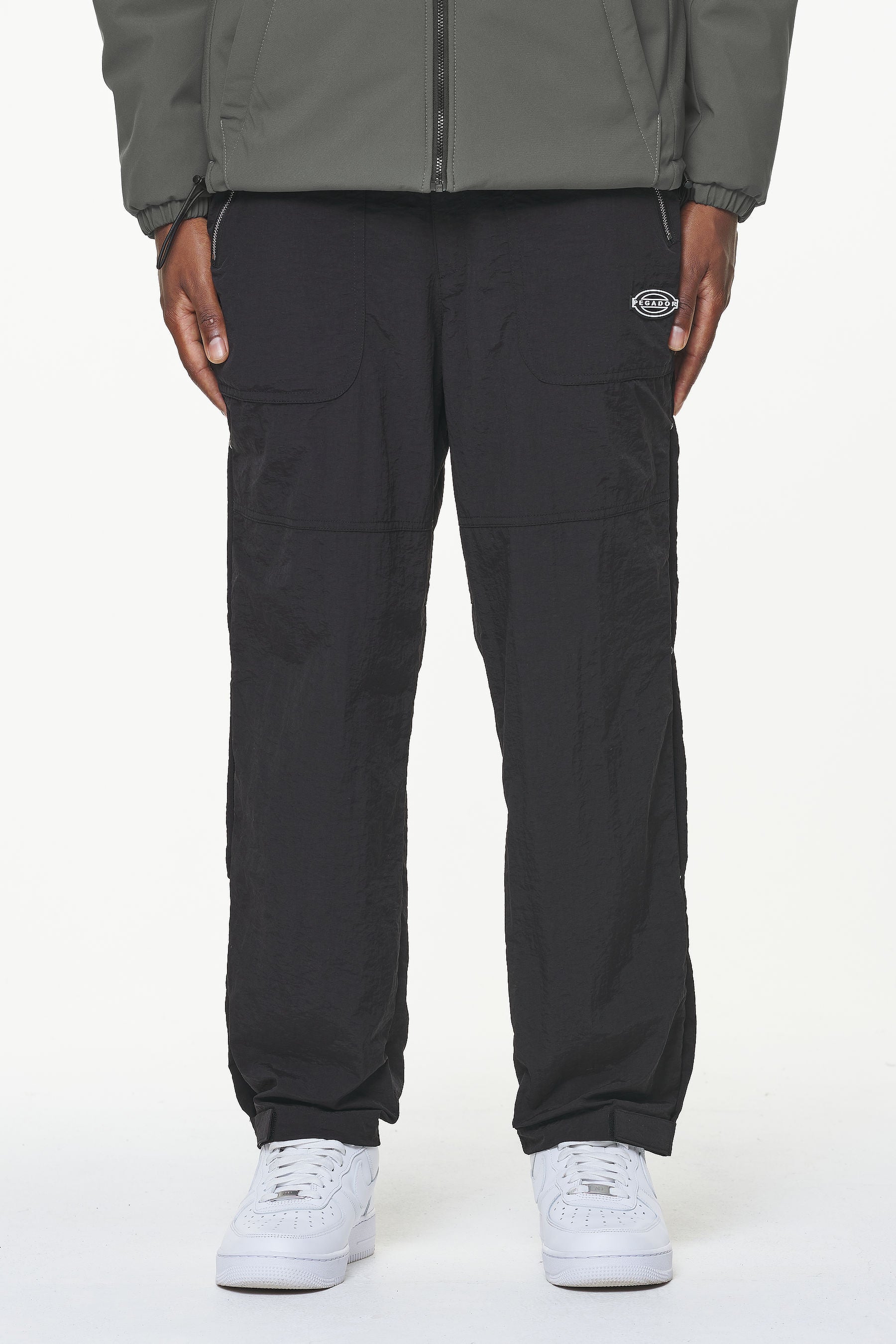 Pegador Cassidy Wide Tech Pants Onyx Black Hauptansicht aus der Built to Last Kollektion für Herren