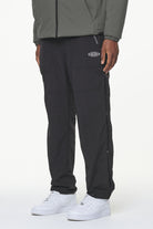 Pegador Cassidy Wide Tech Pants Onyx Black Seitenansicht aus der Built to Last Kollektion für Herren