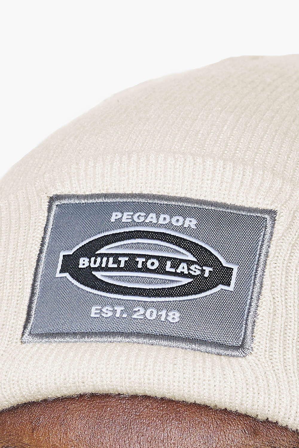 Pegador Renon Beanie Kingdom Beige Gegenansicht aus der Built to Last Kollektion für Herren