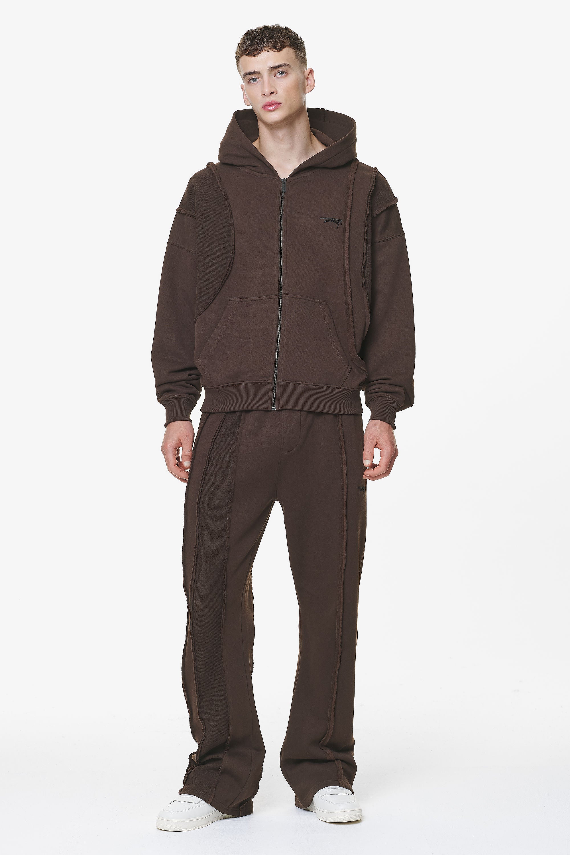 Pegador Wyso Inside Out Terry Sweat Pants Washed Oak Brown Ganzkörper Bild aus der Do not Disturb Kollektion für Herren