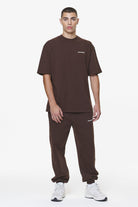 Pegador Logo Heavy Sweat Jogger Washed Oak Brown Gum Ganzkörper Bild aus der Do not Disturb Kollektion für Herren