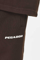 Pegador Logo Heavy Sweat Jogger Washed Oak Brown Gum Detailshot aus der Do not Disturb Kollektion für Herren