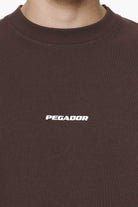 Pegador Logo Boxy Tee Washed Oak Brown Gum Detailshot aus der Do not Disturb Kollektion für Herren