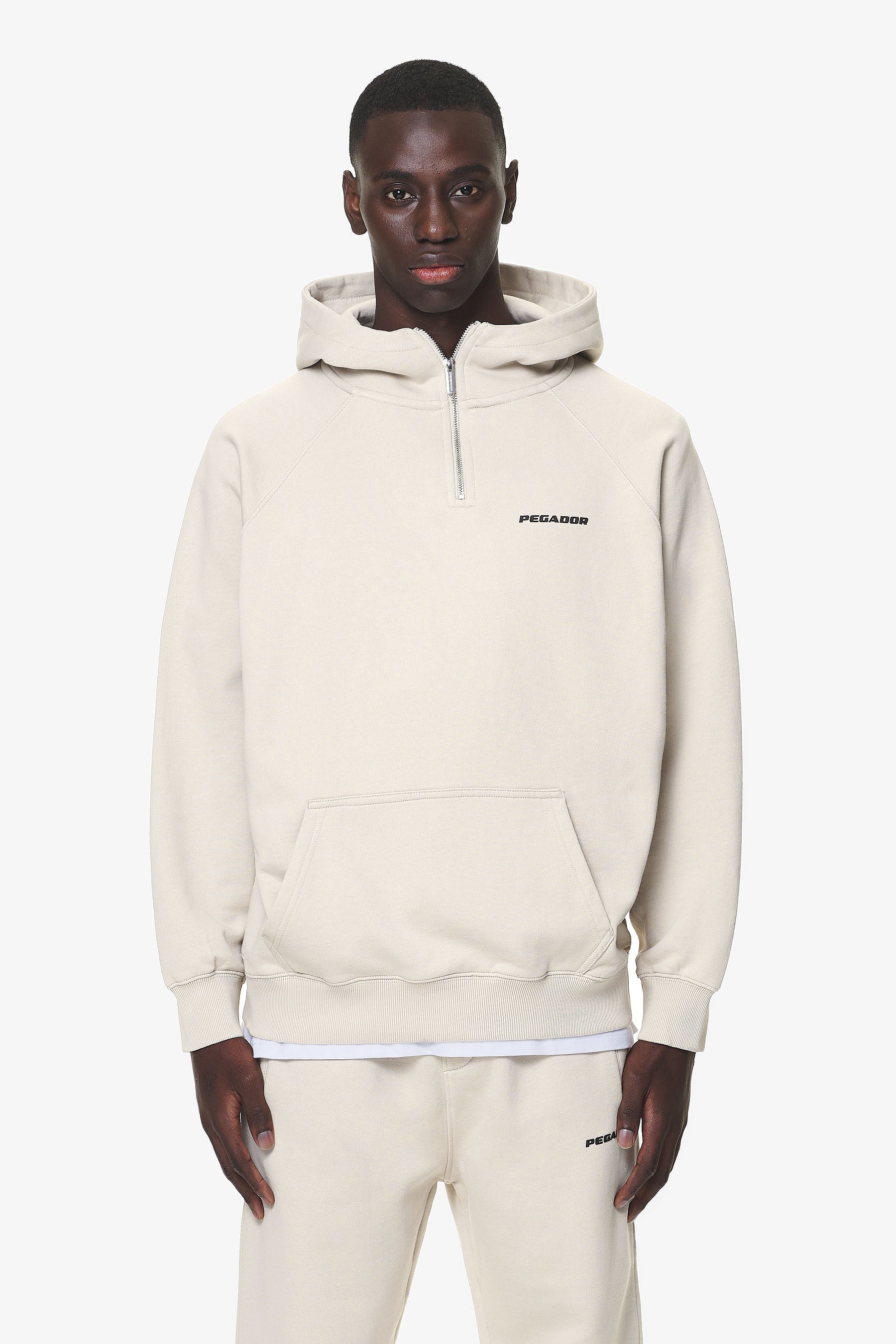 Pegador Logo Oversized Halfzip Hoodie Washed Dust Cream Gum Hauptansicht aus der Do not Disturb Kollektion für Herren