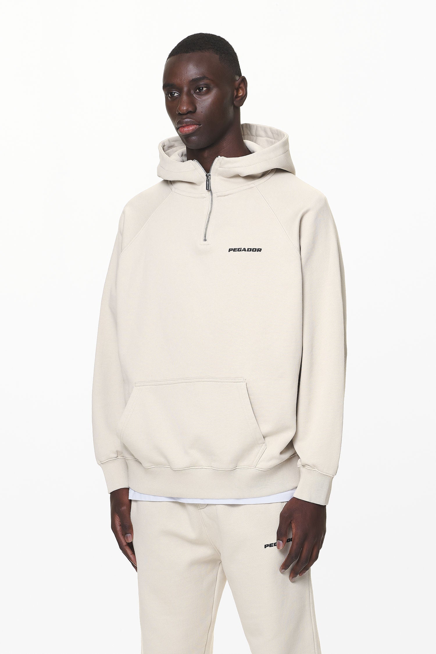 Pegador Logo Oversized Halfzip Hoodie Washed Dust Cream Gum Seitenansicht aus der Do not Disturb Kollektion für Herren