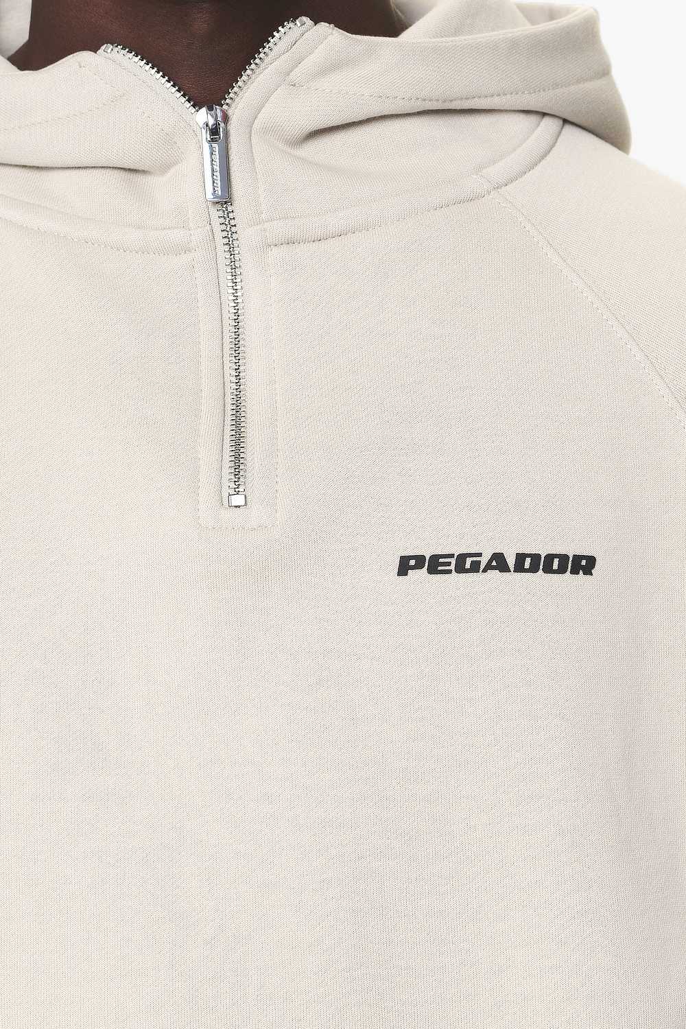 Pegador Logo Oversized Halfzip Hoodie Washed Dust Cream Gum Detailshot aus der Do not Disturb Kollektion für Herren