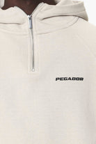 Pegador Logo Oversized Halfzip Hoodie Washed Dust Cream Gum Detailshot aus der Do not Disturb Kollektion für Herren