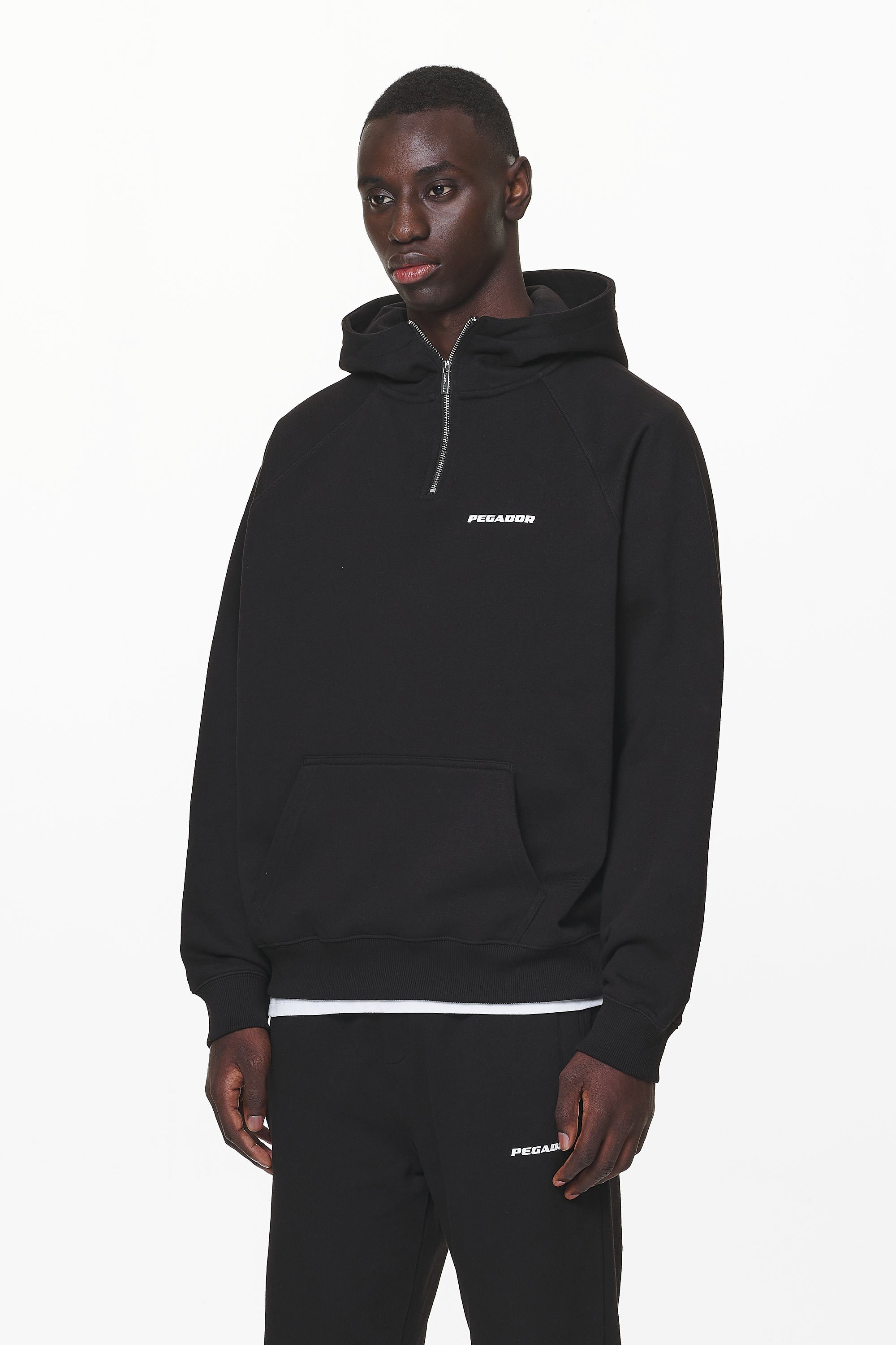 Pegador Logo Oversized Halfzip Hoodie Black Gum Seitenansicht aus der Do not Disturb Kollektion für Herren