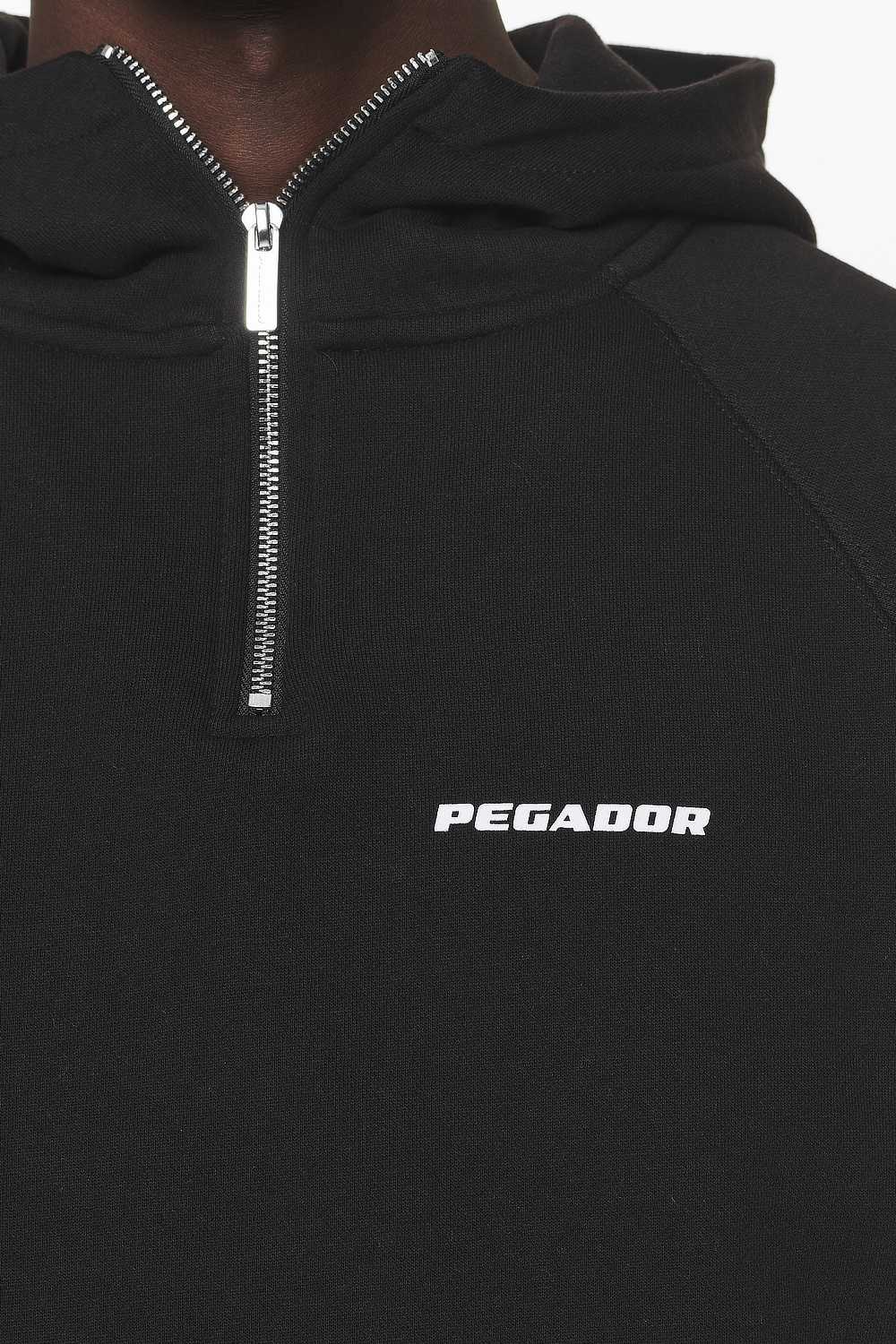 Pegador Logo Oversized Halfzip Hoodie Black Gum Detailshot aus der Do not Disturb Kollektion für Herren