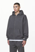 Pegador Logo Oversized Sweat Jacket Washed Volcano Grey Gum Seitenansicht aus der Do not Disturb Kollektion für Herren